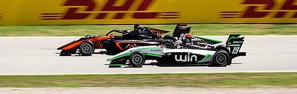 Zwei Formel-3-Autos Seite an Seite in voller Fahrt